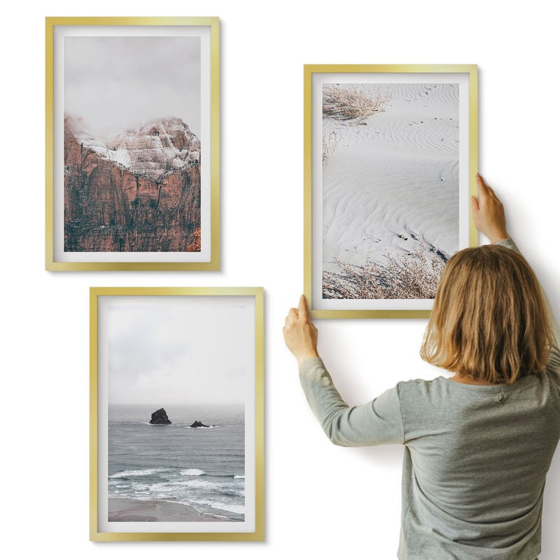Galeria ścienna 3-częściowy komplet obrazów w złotych ramach - Góry chmury morze i piasek w naturalnych odcieniach - ArtPrintCave