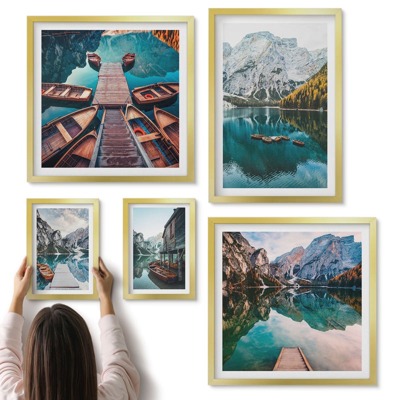 Galeria ścienna 5-częściowy komplet obrazów w złotych ramach - Górskie jeziora z drewnianymi łodziami w stylu naturalnym - ArtPrintCave