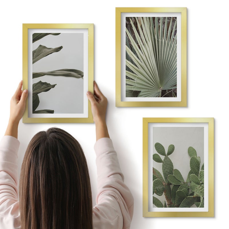 Galeria ścienna 3-częściowy komplet obrazów w złotych ramach - Liście roślin tropikalnych w pastelowych barwach - ArtPrintCave
