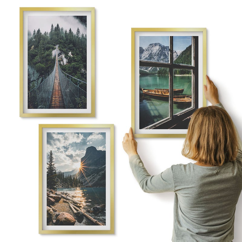 Galeria ścienna 3-częściowy komplet obrazów w złotych ramach - Most w lesie jezioro z łodziami widok górski - ArtPrintCave