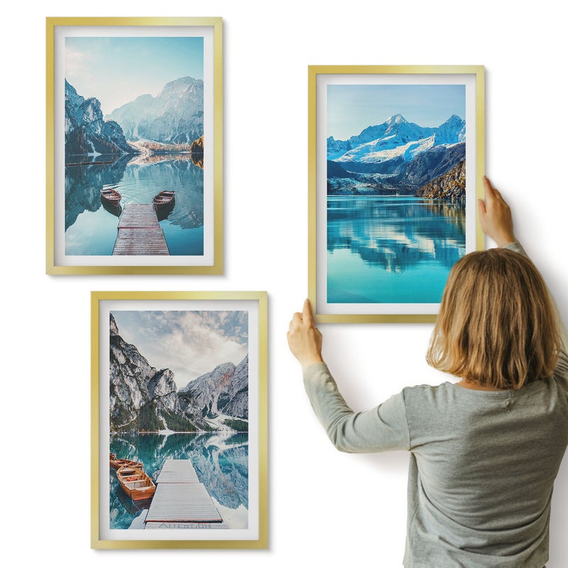 Galeria ścienna 3-częściowy komplet obrazów w złotych ramach - Górskie jeziora z łodziami i odbiciem w wodzie - ArtPrintCave