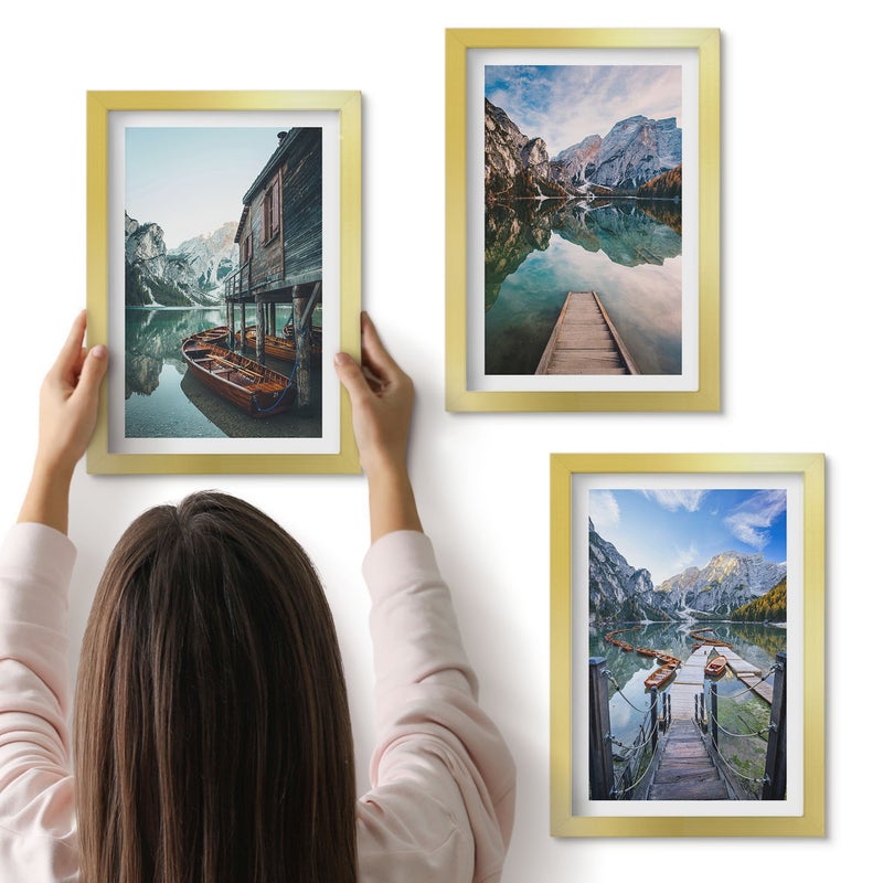 Galeria ścienna 3-częściowy komplet obrazów w złotych ramach - Spokojne jezioro w górach z drewnianymi łodziami - ArtPrintCave