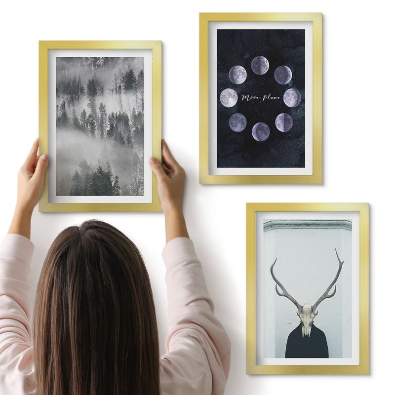 Galeria ścienna 3-częściowy komplet obrazów w złotych ramach - Krajobraz leśny we mgle fazy księżyca czaszka jelenia - ArtPrintCave