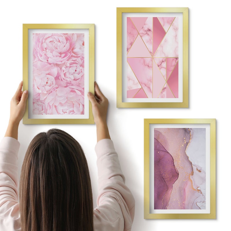 Galeria ścienna 3-częściowy komplet obrazów w złotych ramach - Różowe kwiaty piwonie geometryczne wzory - ArtPrintCave