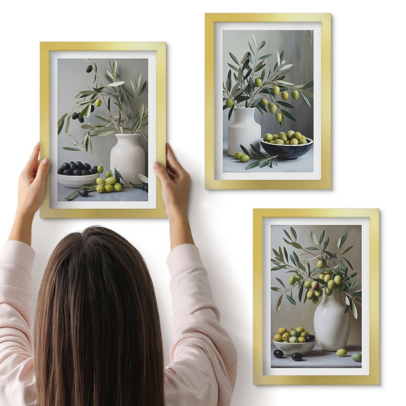 Galeria ścienna 3-częściowy komplet obrazów w złotych ramach - Oliwki w wazonach z gałązkami na tle szarości - ArtPrintCave