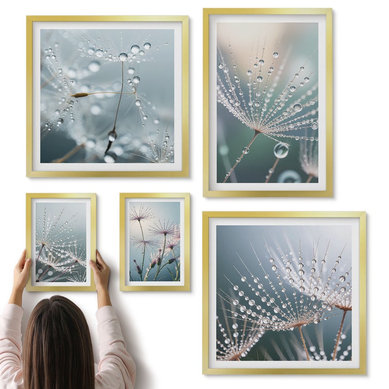 Galeria ścienna 5-częściowy komplet obrazów w złotych ramach - Krople rosy na delikatnych roślinach w stylu minimalistycznym - ArtPrintCave