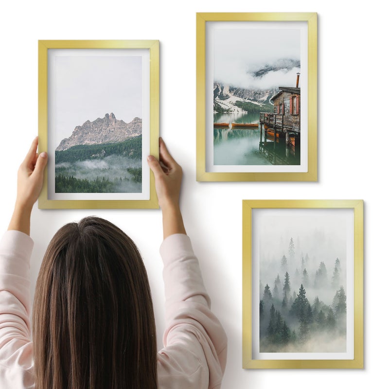 Galeria ścienna 3-częściowy komplet obrazów w złotych ramach - Góry jezioro chata i mgła w lesie - ArtPrintCave