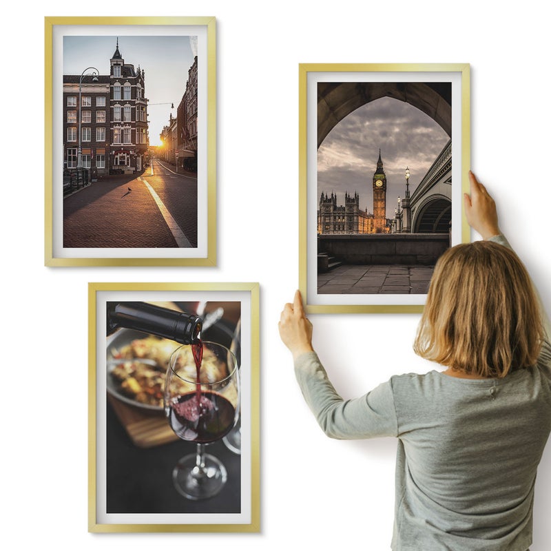 Galeria ścienna 3-częściowy komplet obrazów w złotych ramach - Zestaw obrazów z miastem jedzeniem i widokiem na Londyn - ArtPrintCave
