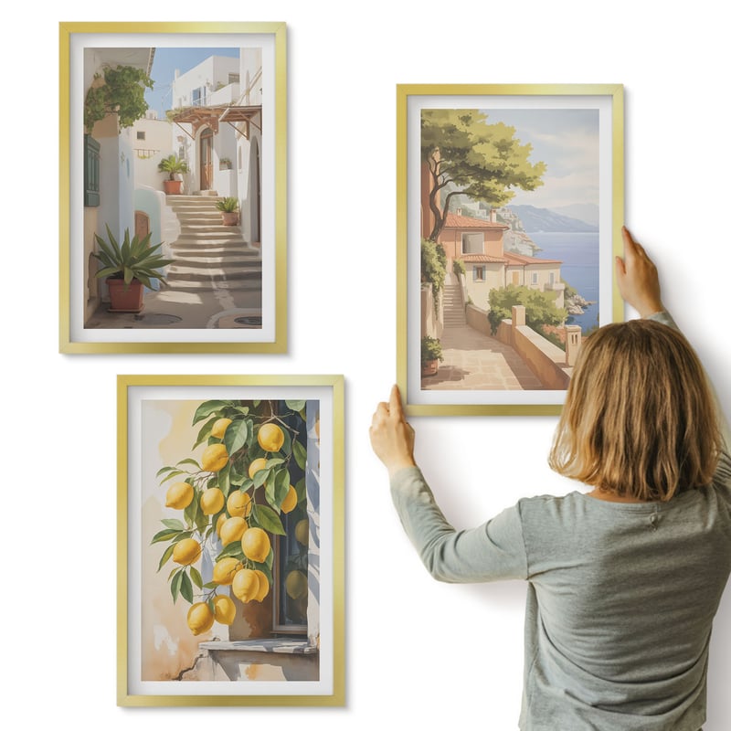 Galeria ścienna 3-częściowy komplet obrazów w złotych ramach - Urokliwe uliczki z cytrynami i widokiem na morze - ArtPrintCave