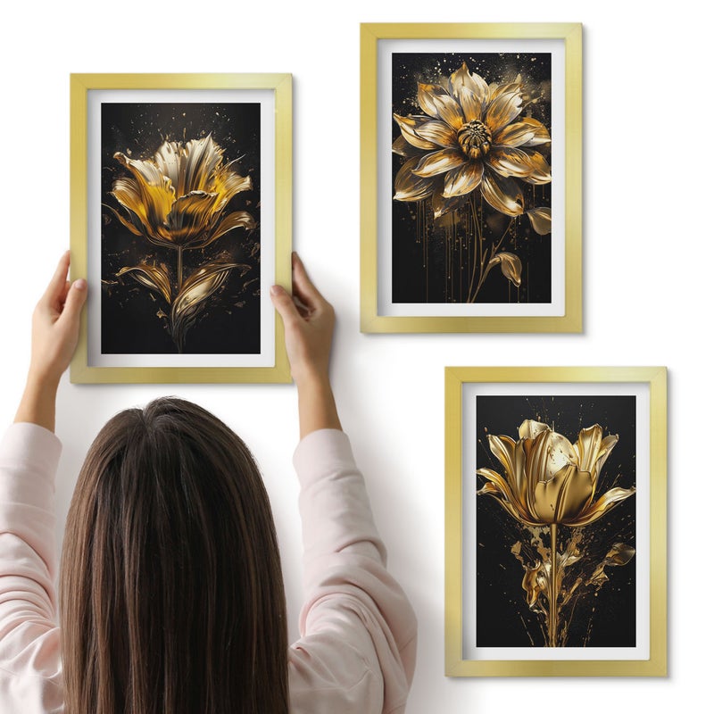 Galeria ścienna 3-częściowy komplet obrazów w złotych ramach - Kwiaty w odcieniach żółtego na ciemnym tle - ArtPrintCave