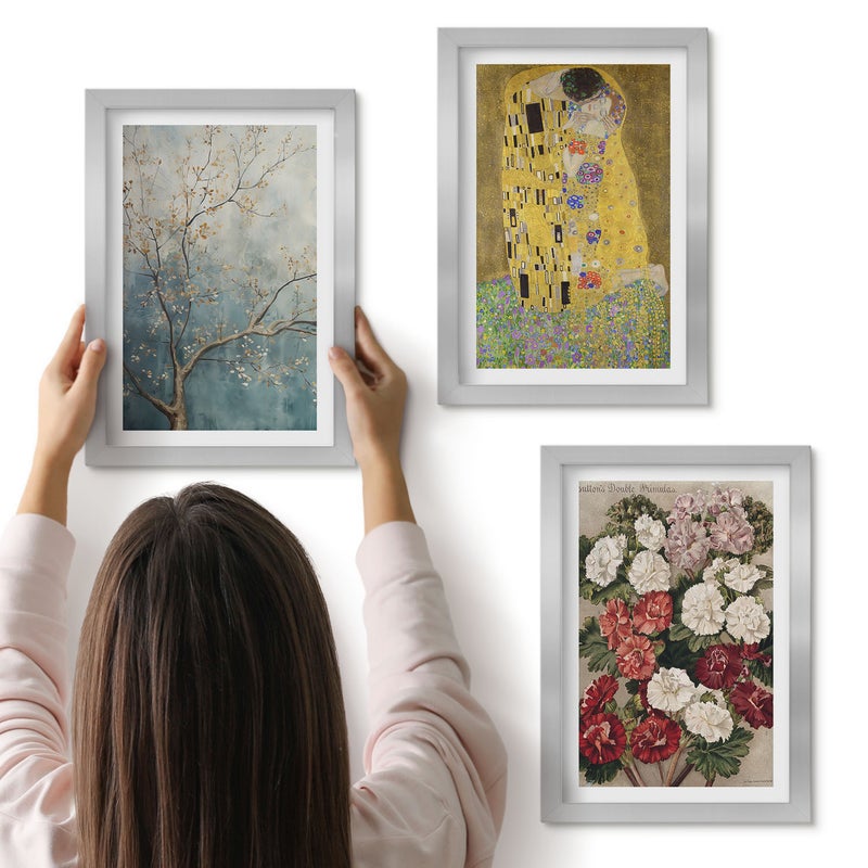 Galeria ścienna 3-częściowy komplet obrazów w srebrnych ramach - Kwiaty i drzewa w stylu malarskim Pocałunek Gustav Klimt - ArtPrintCave