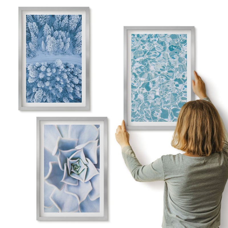 Galeria ścienna 3-częściowy komplet obrazów w srebrnych ramach - Zimowy las niebieski kwiat błękitna tafla wody - ArtPrintCave