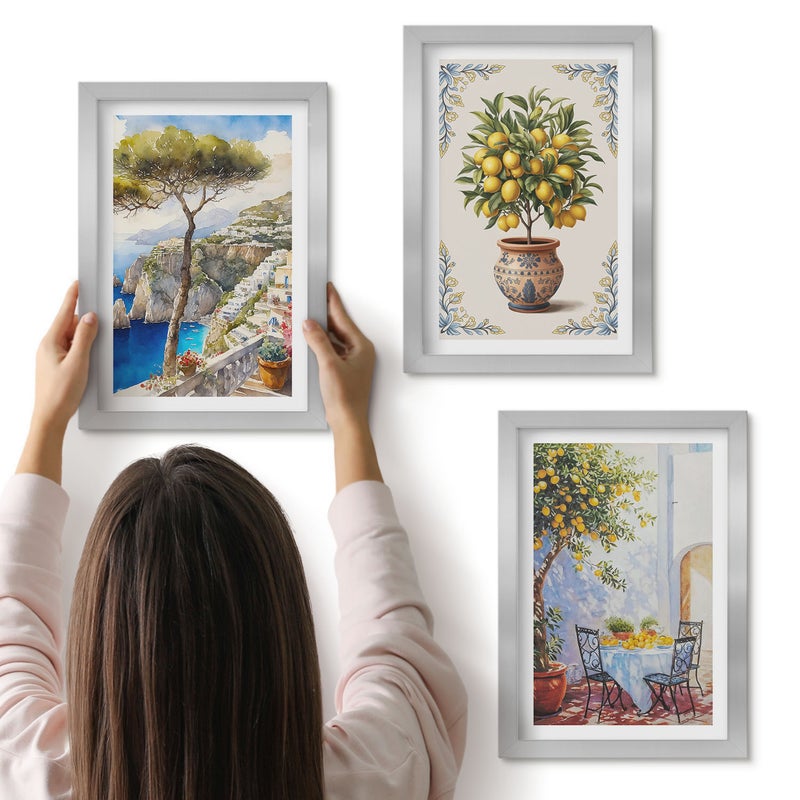 Galeria ścienna 3-częściowy komplet obrazów w srebrnych ramach - Widok na morze z drzewem cytrynowym i stołem w ogrodzie - ArtPrintCave