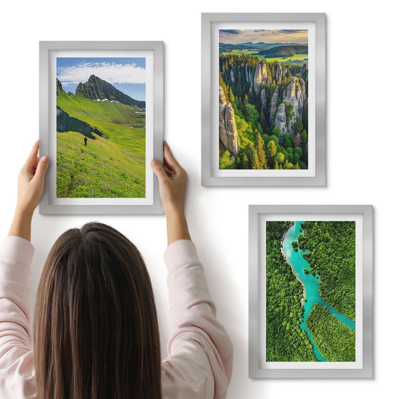 Galeria ścienna 3-częściowy komplet obrazów w srebrnych ramach - Zielone krajobrazy górskie z rzeką i skałami - ArtPrintCave