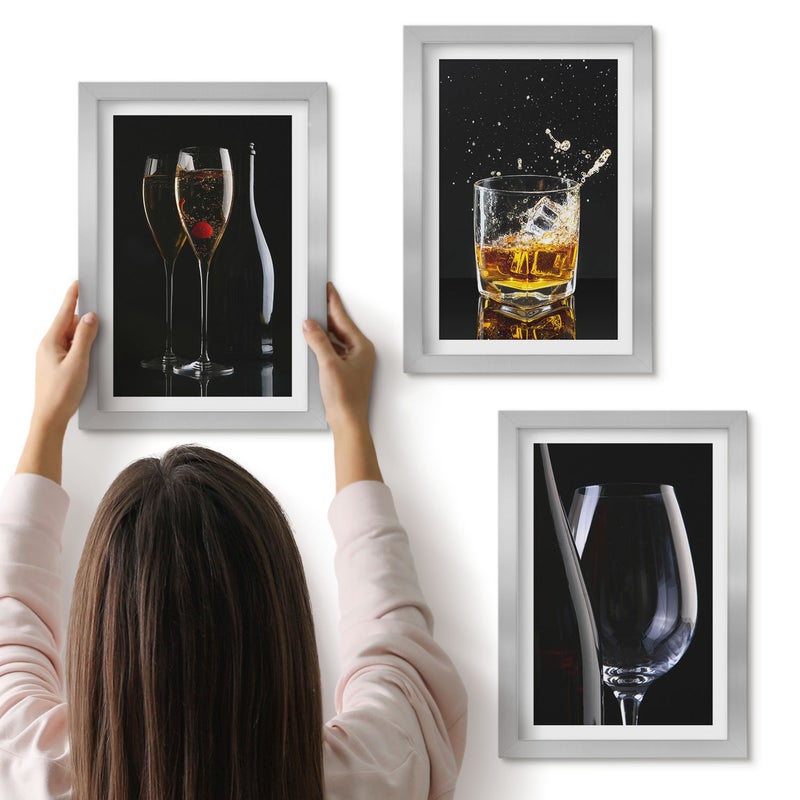 Galeria ścienna 3-częściowy komplet obrazów w srebrnych ramach - Kieliszki z winem i whisky na czarnym tle - ArtPrintCave