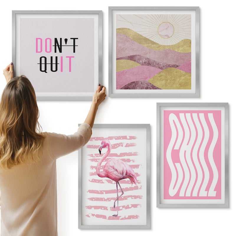 Galeria ścienna 4-częściowy komplet obrazów w srebrnych ramach - Różowy flamingi pastelowy górski pejzaż napisy - ArtPrintCave