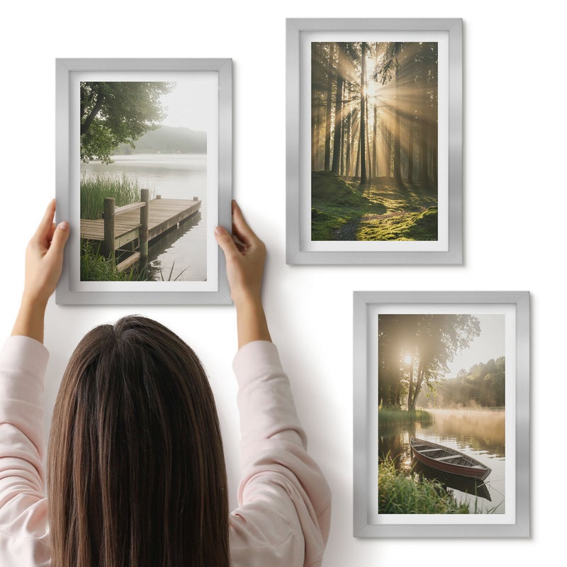 Galeria ścienna 3-częściowy komplet obrazów w srebrnych ramach - Spokojne jezioro las i łódka w porannej mgle - ArtPrintCave