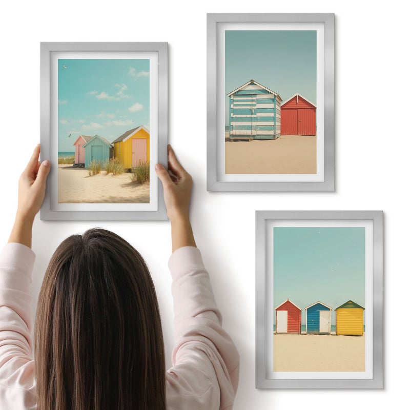 Galeria ścienna 3-częściowy komplet obrazów w srebrnych ramach - Kolorowe domki na plaży w słoneczny dzień - ArtPrintCave