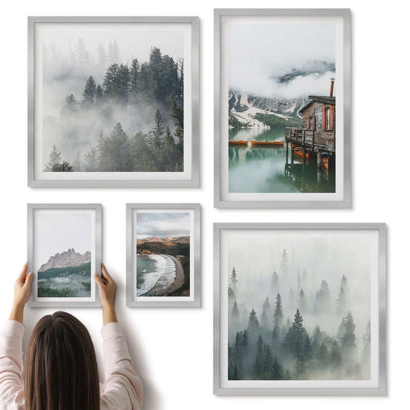 Galeria ścienna 5-częściowy komplet obrazów w srebrnych ramach - Górskie krajobrazy z domkami nad wodą i lasami - ArtPrintCave