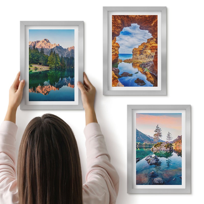 Galeria ścienna 3-częściowy komplet obrazów w srebrnych ramach - Górskie jeziora z odbiciem w wodzie i skałami - ArtPrintCave