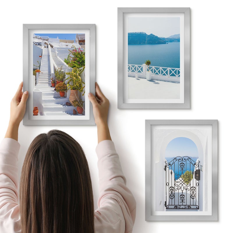 Galeria ścienna 3-częściowy komplet obrazów w srebrnych ramach - Białe schody z roślinami widok na morze i brama - ArtPrintCave