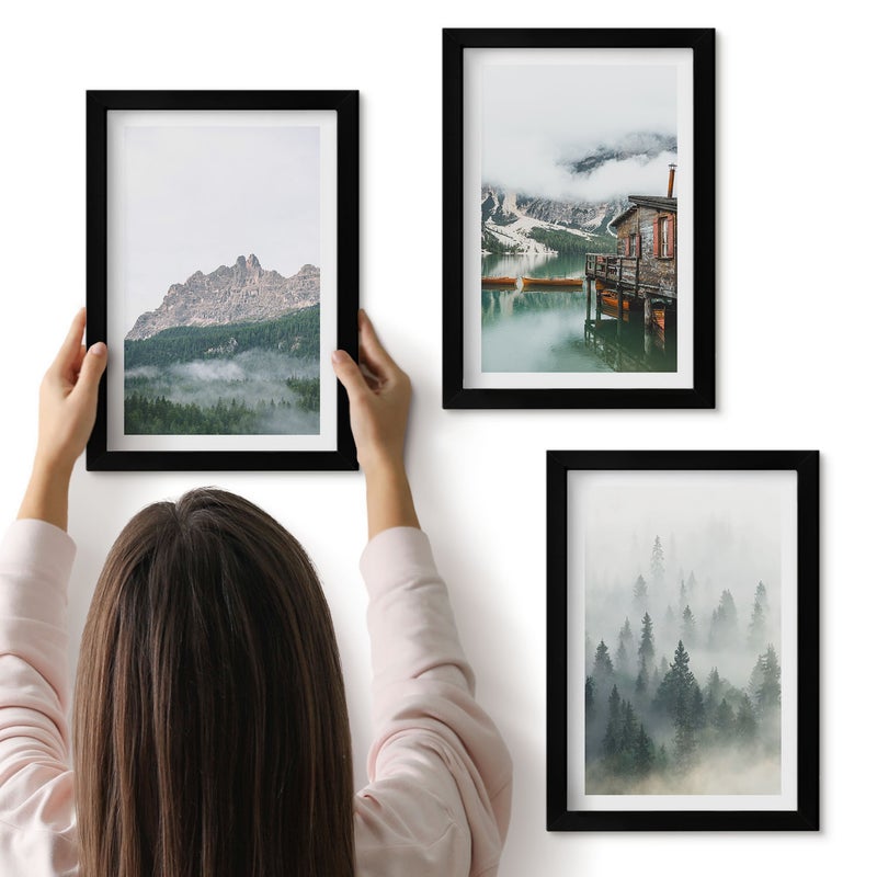 Galeria ścienna 3-częściowy komplet obrazów w czarnych ramach - Góry jezioro chata i mgła w lesie - ArtPrintCave