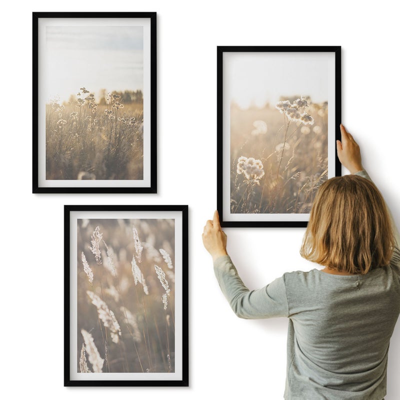 Galeria ścienna 3-częściowy komplet obrazów w czarnych ramach - Krajobraz z trawami i kwiatami w ciepłych odcieniach - ArtPrintCave