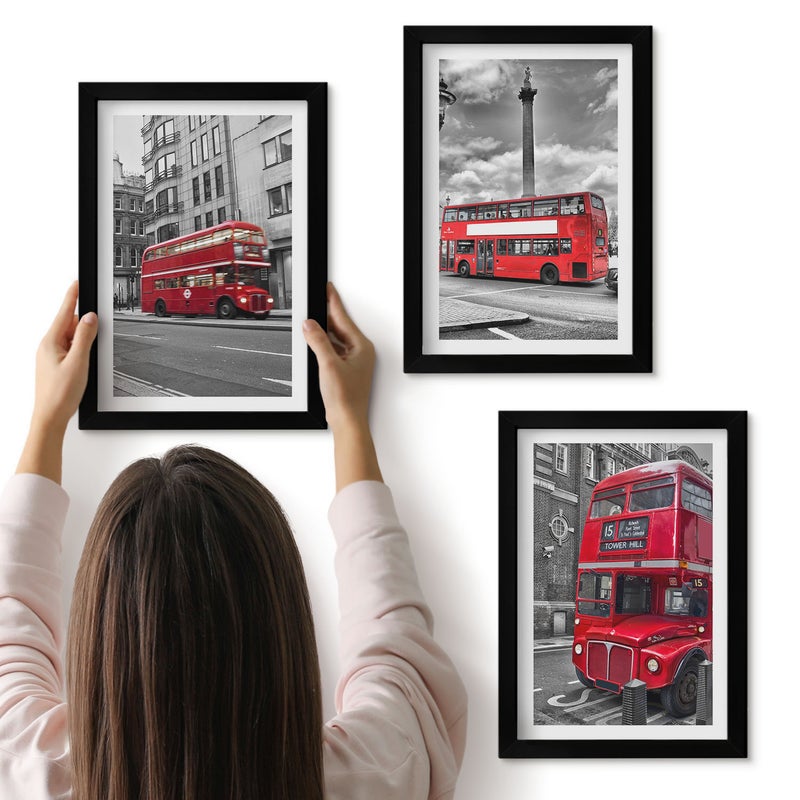 Galeria ścienna 3-częściowy komplet obrazów w czarnych ramach - Czerwone autobusy w miejskim krajobrazie Londynu - ArtPrintCave