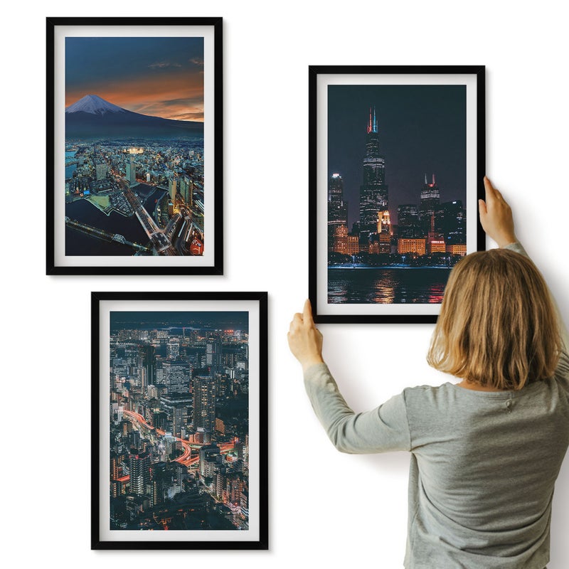 Galeria ścienna 3-częściowy komplet obrazów w czarnych ramach - Widok górski miasta w nocy z wieżowcami - ArtPrintCave