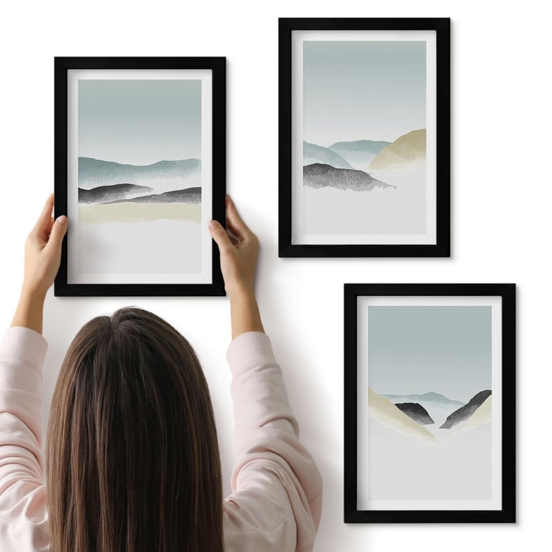 Galeria ścienna 3-częściowy komplet obrazów w czarnych ramach - Minimalistyczne góry w delikatnych pastelach - ArtPrintCave