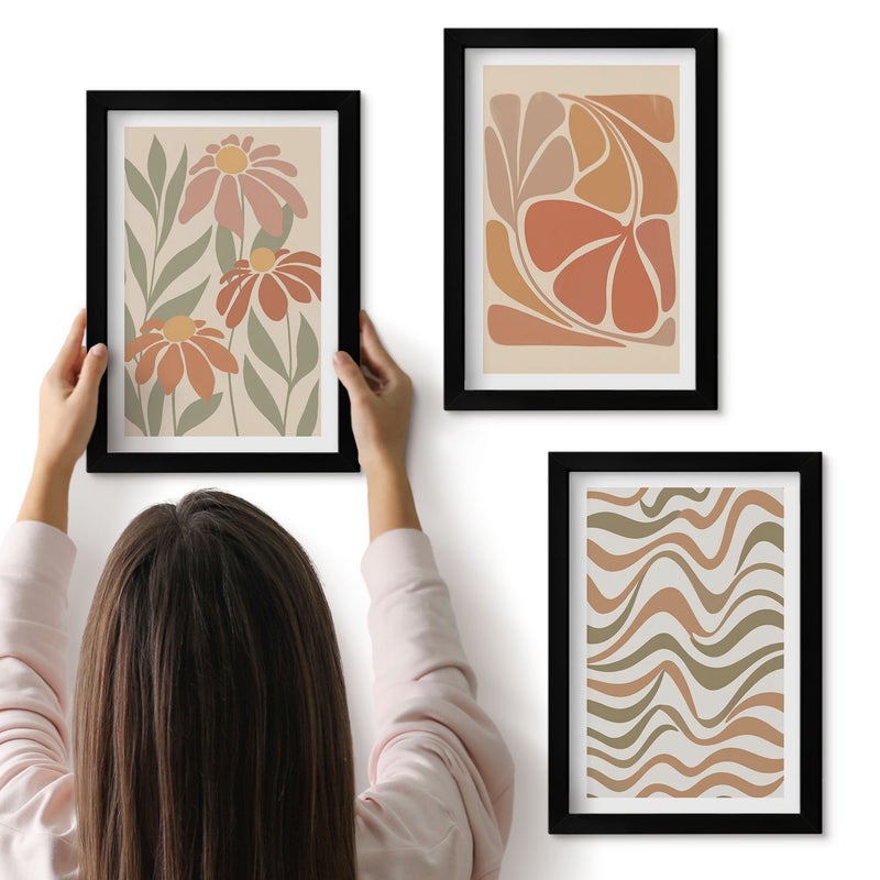 Galeria ścienna 3-częściowy komplet obrazów w czarnych ramach - Kwiaty w pastelowych odcieniach i abstrakcyjne wzory - ArtPrintCave