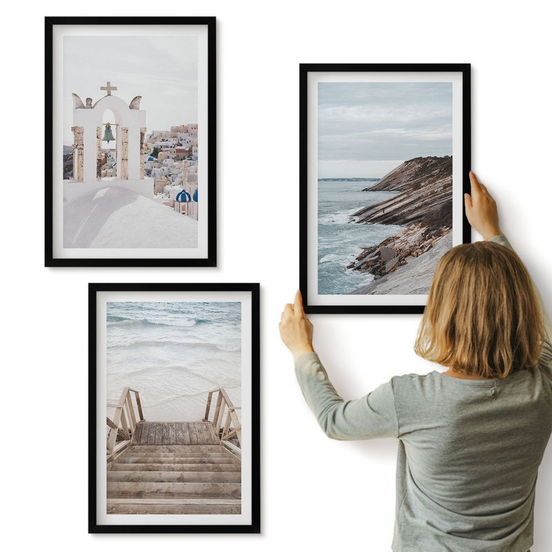 Galeria ścienna 3-częściowy komplet obrazów w czarnych ramach - Widoki morza i architektury Santorini na tle nieba - ArtPrintCave