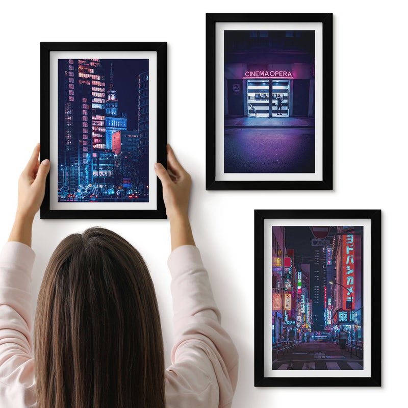 Galeria ścienna 3-częściowy komplet obrazów w czarnych ramach - Nocne miasto z neonami i kinowym wejściem - ArtPrintCave