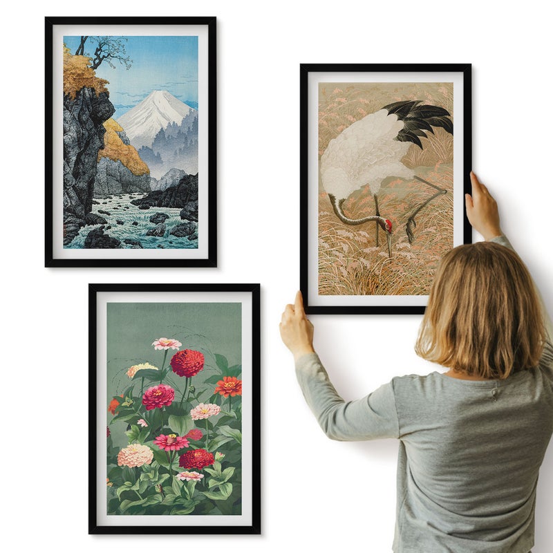 Galeria ścienna 3-częściowy komplet obrazów w czarnych ramach - Góry w krajobrazie rzeka kwiaty i żurawie w trawie - ArtPrintCave