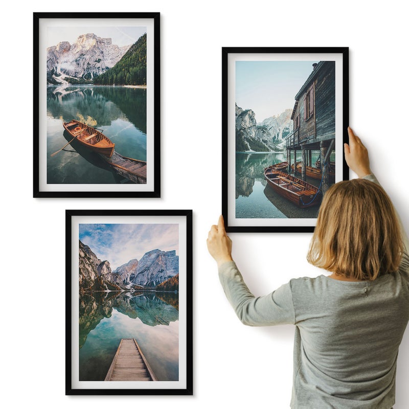 Galeria ścienna 3-częściowy komplet obrazów w czarnych ramach - Jezioro w górach z łodziami i drewnianą chatą - ArtPrintCave