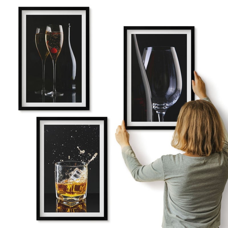 Galeria ścienna 3-częściowy komplet obrazów w czarnych ramach - Kieliszki z winem i whisky na czarnym tle - ArtPrintCave