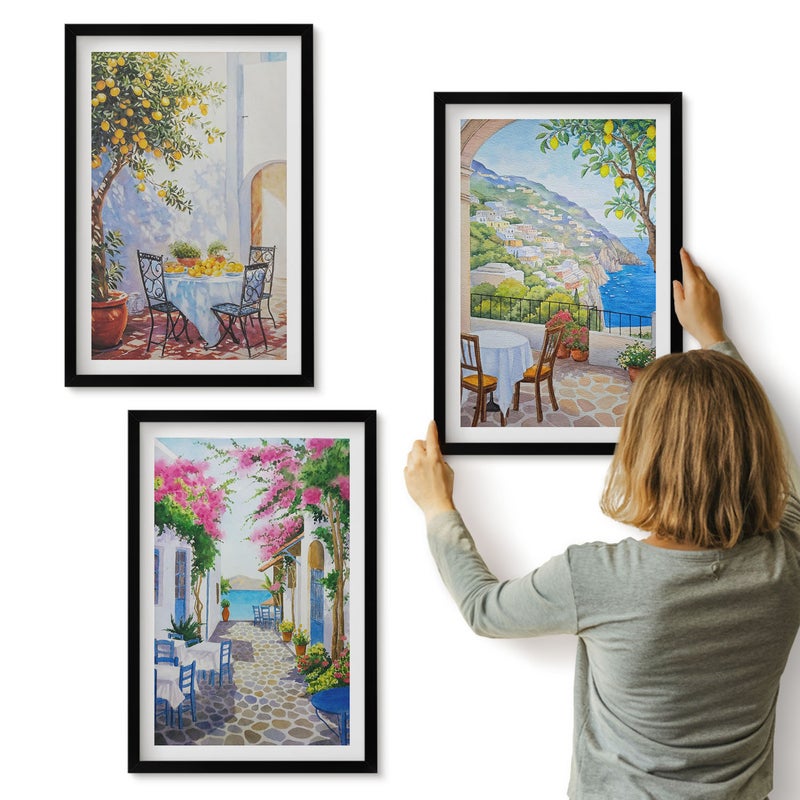 Galeria ścienna 3-częściowy komplet obrazów w czarnych ramach - Urokliwe uliczki z kwitnącymi roślinami i widokiem na morze - ArtPrintCave