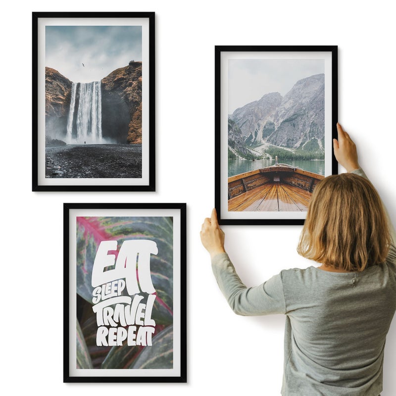 Galeria ścienna 3-częściowy komplet obrazów w czarnych ramach - Wodospad góry podróże natura łódź i roślinność - ArtPrintCave