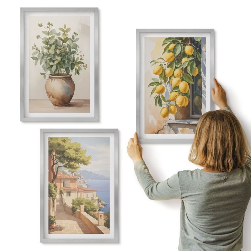 Galeria ścienna 3-częściowy komplet obrazów w srebrnych ramach - Kwiaty w wazonie widok na morze i cytryny - ArtPrintCave