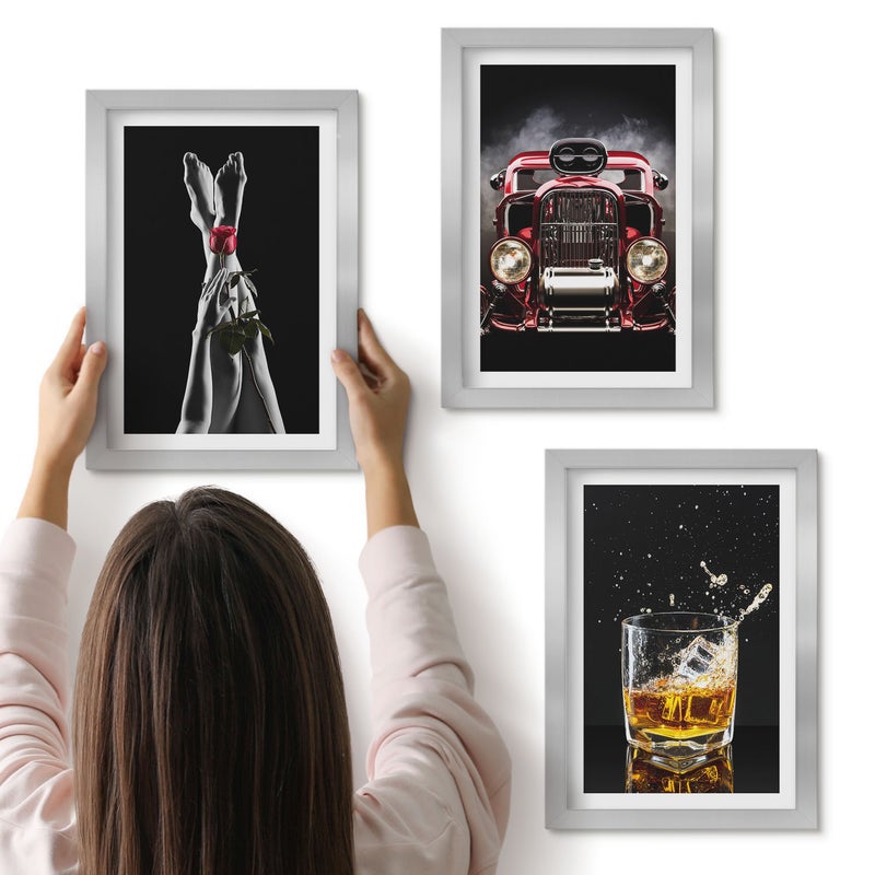 Galeria ścienna 3-częściowy komplet obrazów w srebrnych ramach - Kobiece nogi z różą stary samochód szklanka whisky - ArtPrintCave