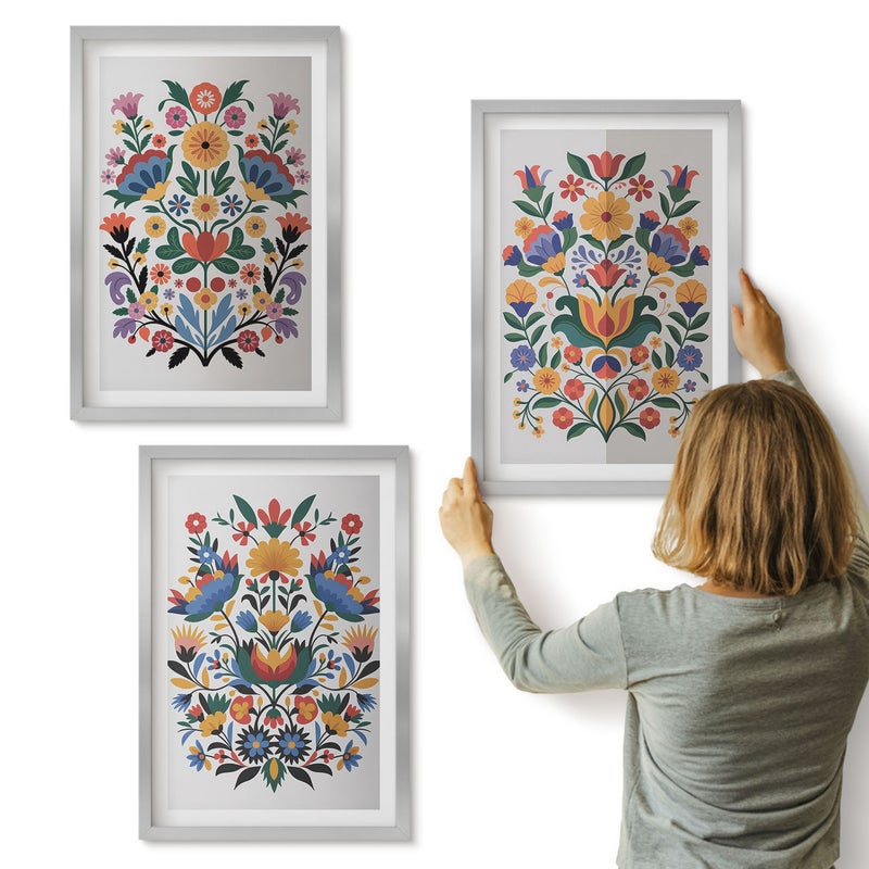 Galeria ścienna 3-częściowy komplet obrazów w srebrnych ramach - Kwiatowe wzory w intensywnych kolorach na tle białym - ArtPrintCave