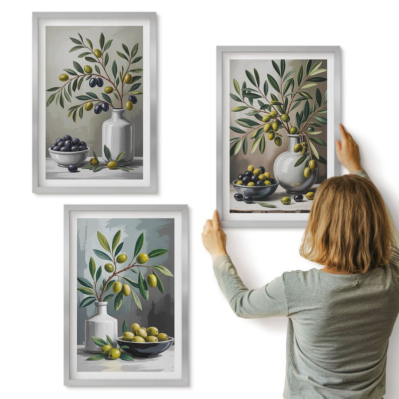 Galeria ścienna 3-częściowy komplet obrazów w srebrnych ramach - Oliwki w ceramicznych naczyniach na tle szarości - ArtPrintCave