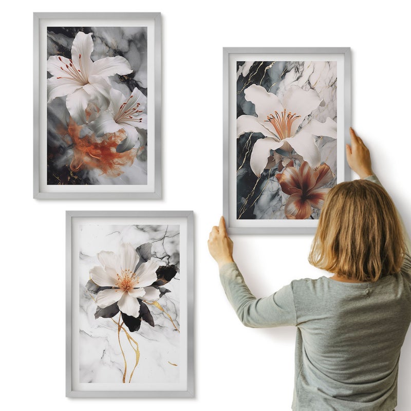 Galeria ścienna 3-częściowy komplet obrazów w srebrnych ramach - Kwiaty na tle marmuru w odcieniach bieli i czerni - ArtPrintCave