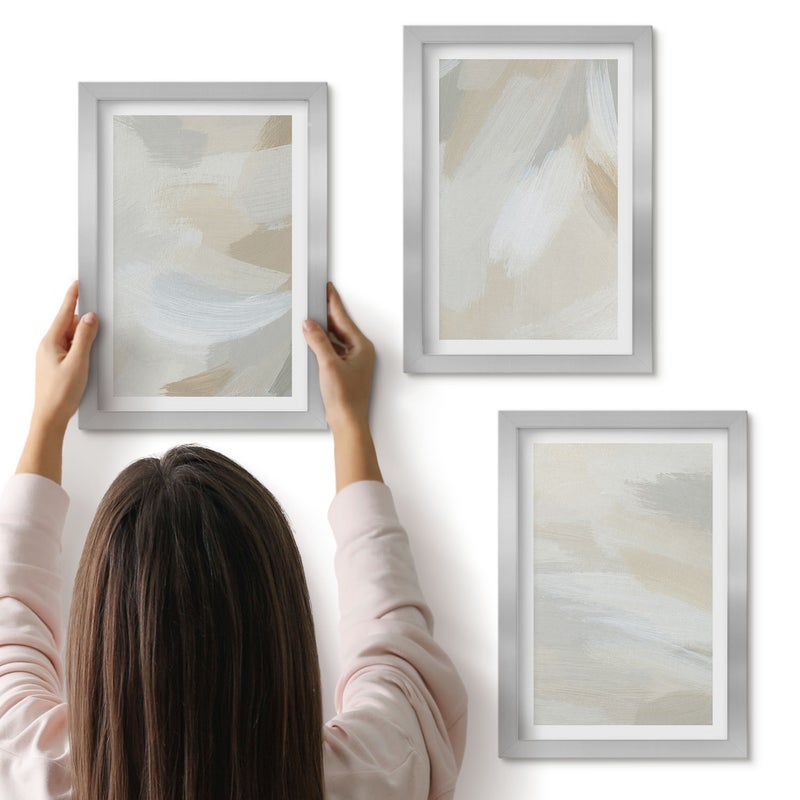 Galeria ścienna 3-częściowy komplet obrazów w srebrnych ramach - Abstrakcyjne jasne tło z delikatnymi pociągnięciami pędzla - ArtPrintCave