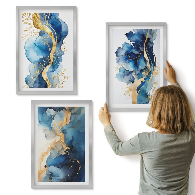Galeria ścienna 3-częściowy komplet obrazów w srebrnych ramach - Niebieskie abstrakcyjne wzory z delikatnymi akcentami - ArtPrintCave