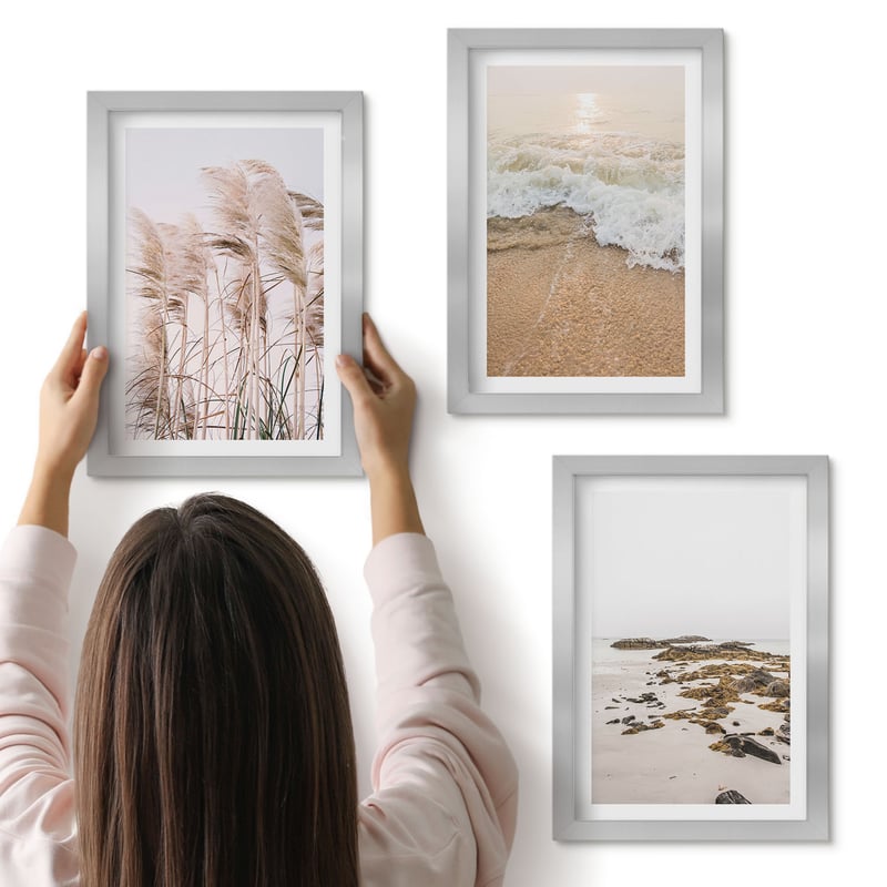 Galeria ścienna 3-częściowy komplet obrazów w srebrnych ramach - Plażowe trawy fale i kamienie nadmorskie boho - ArtPrintCave