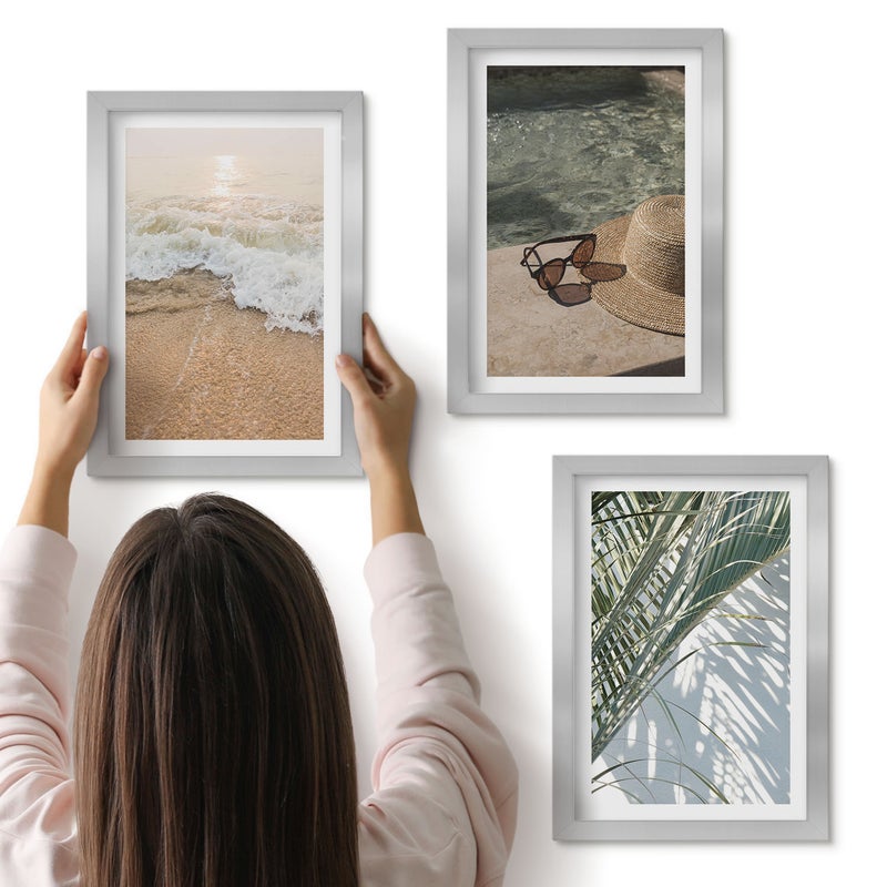 Galeria ścienna 3-częściowy komplet obrazów w srebrnych ramach - Woda plaża kapelusz i okulary słoneczne liście - ArtPrintCave