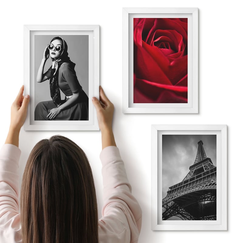 Galeria ścienna 3-częściowy komplet obrazów w białych ramach - Paryska kobieta w okularach róża i wieża Eiffla - ArtPrintCave