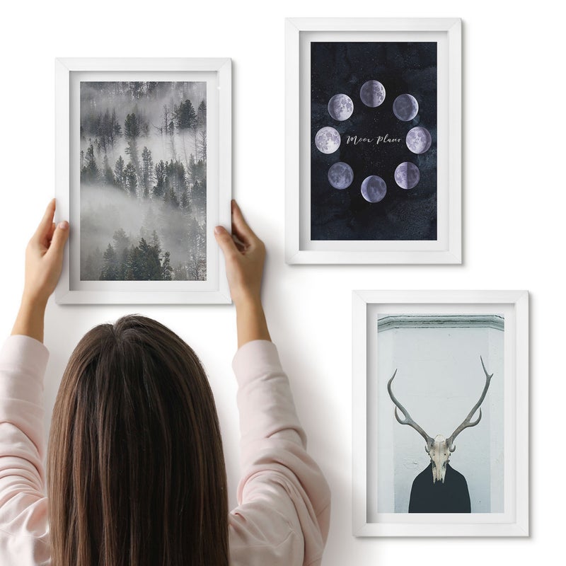 Galeria ścienna 3-częściowy komplet obrazów w białych ramach - Krajobraz leśny we mgle fazy księżyca czaszka jelenia - ArtPrintCave