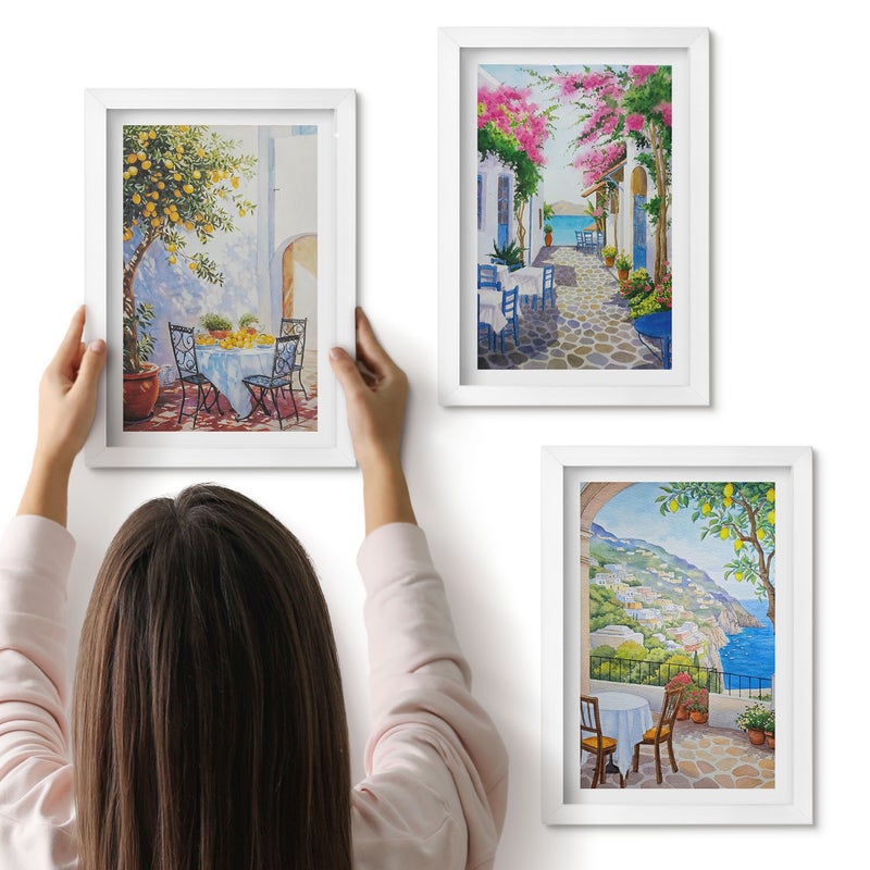 Galeria ścienna 3-częściowy komplet obrazów w białych ramach - Urokliwe uliczki z kwitnącymi roślinami i widokiem na morze - ArtPrintCave